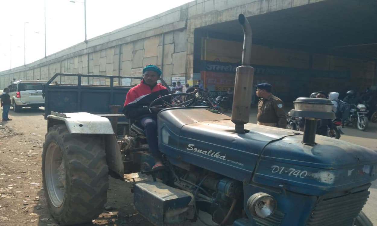 धालभूमगढ़ के पास बाल-बाल बचे पूर्वी सिंहभूम के DC- SSP, ट्रैक्टर ने वाहन को मारी टक्कर