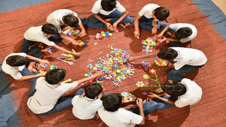 National Parents Day 2021 : गरीब परिजनों का समर्पण ऐसा कि बच्चों के लिए बदल दी अपनी जिंदगी