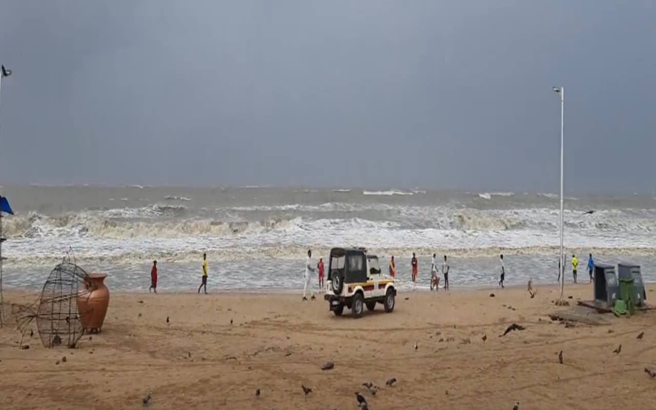तूफान बिपरजॉय की दस्तक के बीच मुंबई में बड़ा हादसा, जुहू बीच पर नहाने के दौरान चार लोग डूबे, रेस्क्यू जारी