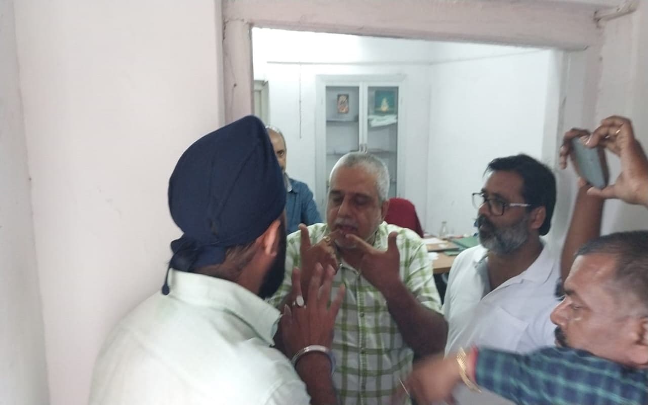 जुस्को श्रमिक यूनियन चुनाव : कार्यालय के समक्ष धरने पर बैठा विपक्ष, अनियमितता को लेकर किया हंगामा