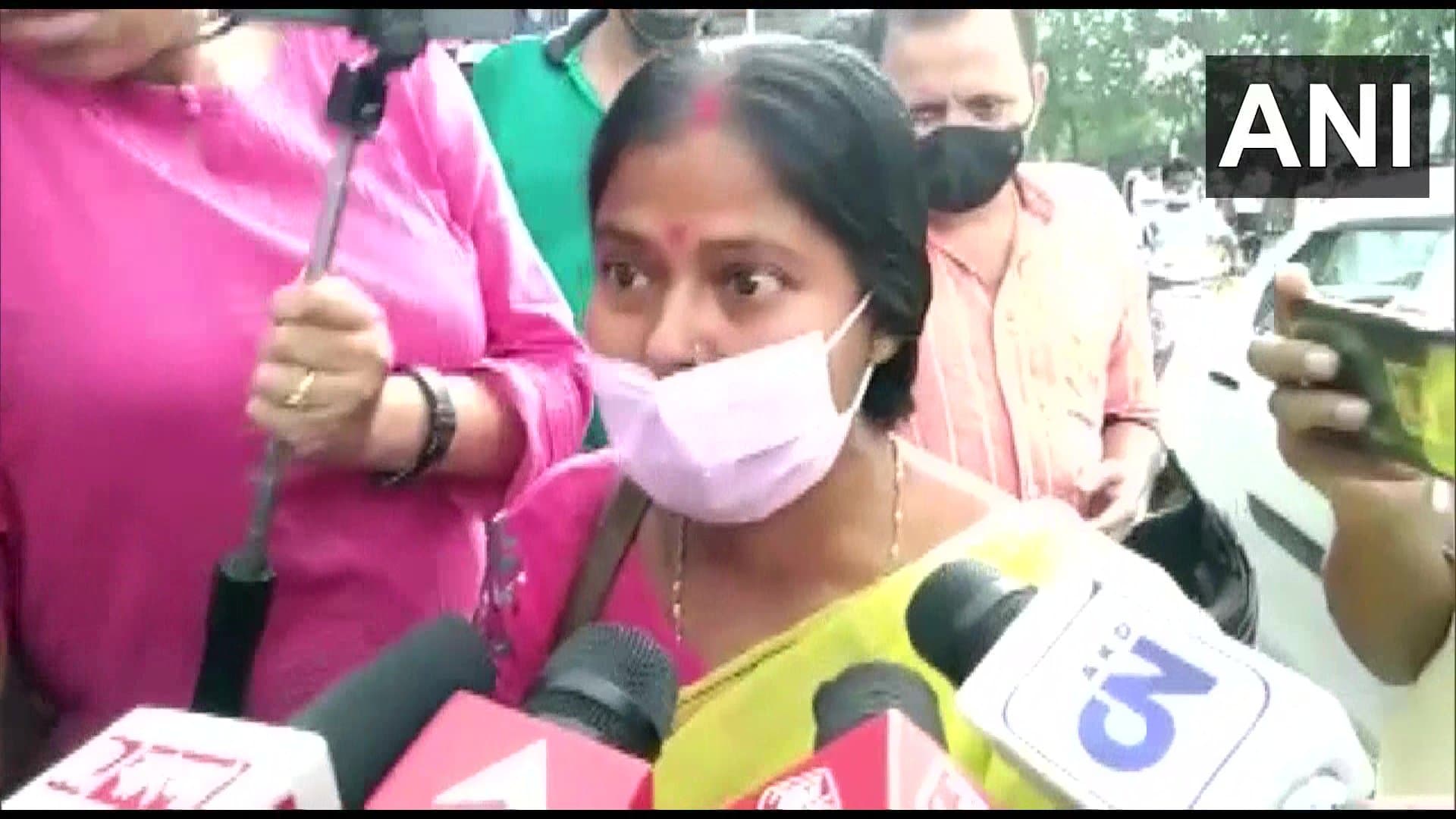 West Bengal: अस्पताल से ईडी कार्यालय ले जाते वक्त पूर्व मंत्री पार्थ चटर्जी पर महिला ने फेंका जूता