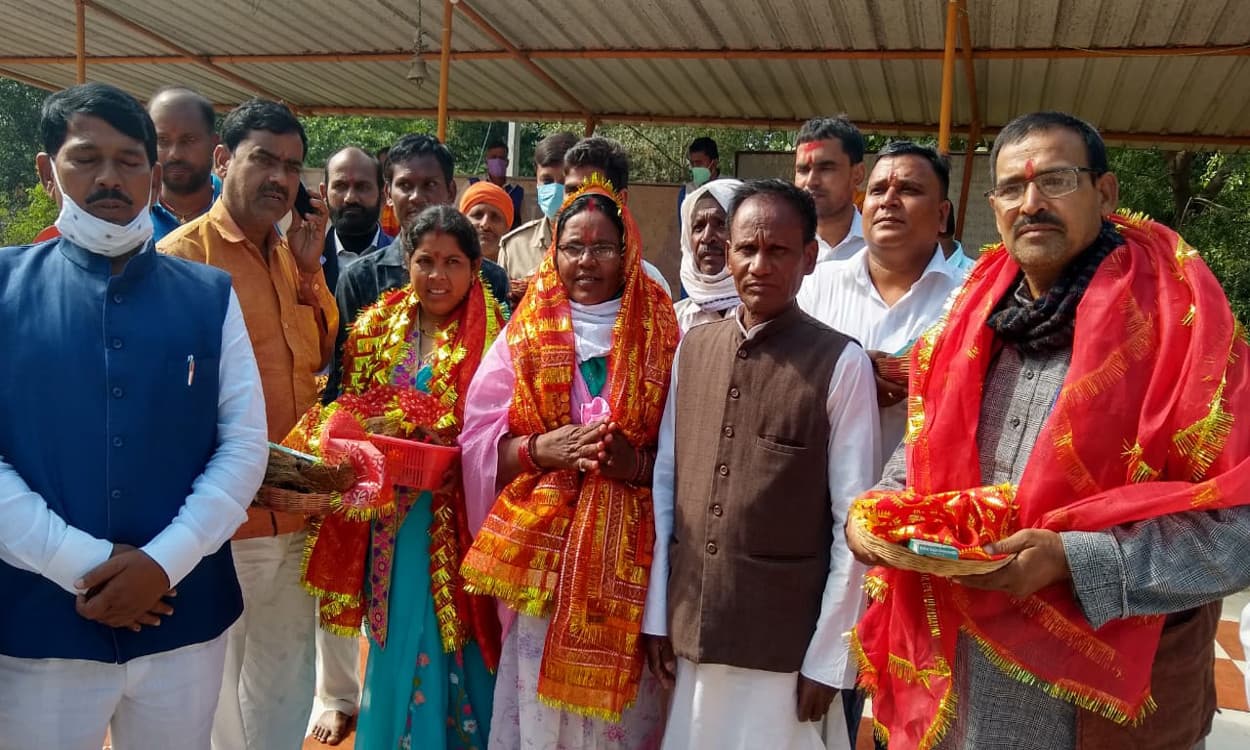 चुनाव जीतने के बाद मां भद्रकाली मंदिर में बाराचट्टी की विधायक ने टेका मत्था, जनता का किया आभार व्यक्त