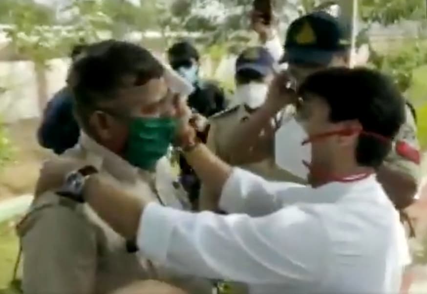 सिंधिया के काफिले का पुलिसकर्मी गिरकर हुआ घायल, भाजपा नेता ने खुद की मरहम पट्टी, VIDEO वायरल