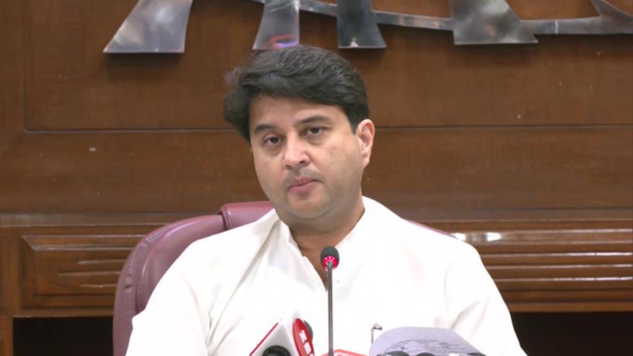 भाजपा नेता ज्योतिरादित्य सिंधिया का रास्ता रोककर काला झंडा दिखाने वाले 35 लोगों के खिलाफ मामला दर्ज