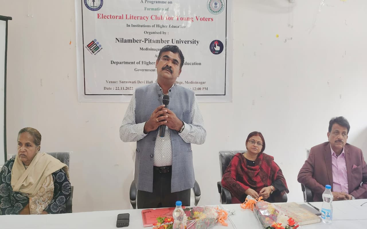 झारखंड के चीफ इलेक्ट्रॉल ऑफिसर के रवि कुमार पहुंचे पलामू, कहा- 17 साल के युवा कराएं रजिस्ट्रेशन