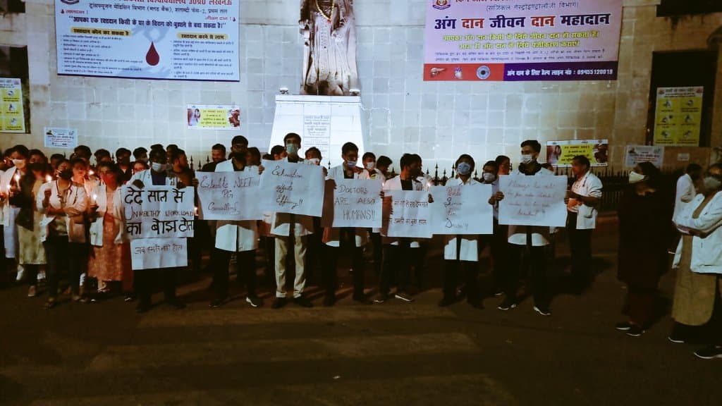 Lucknow News : केजीएमयू के रेजिडेंट डॉक्टर्स आज भी हड़ताल पर, मरीजों को हो रही काफी दिक्कत