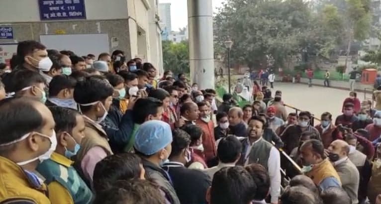 Lucknow KGMU News: चंद घंटे की हड़ताल में ही शासन ने मानी सारी शर्तें, दूर-दूर से आए मरीज दिखे परेशान