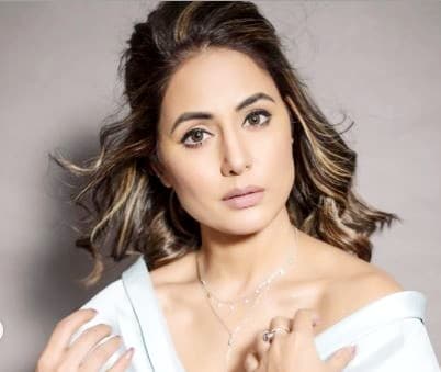 अचानक हिना खान के बदल गए कपड़े, फिर हुआ ये... सोशल मीडिया पर वायरल 'तूफानी सीनियर' का ये बोल्ड VIDEO