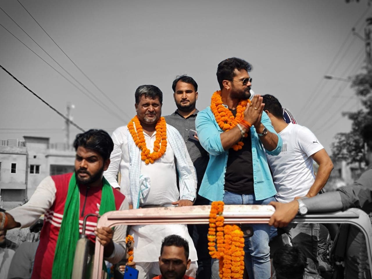 Video : Bihar Election में Tejashwi के लिये वोट मांगते दिखे Khesari Lal Yadav, रोड शो में सेल्फी लेने की होड़ Video : Bihar Election में Tejashwi के लिये वोट मांगते दिखे Khesari Lal Yadav, रोड शो में सेल्फी लेने की होड़