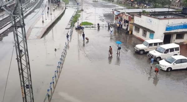 सीमांचल के दो शहर किशनगंज-फारबिसगंज बरसात की पहली बारिश में ही डूबे, स्टेशन ट्रैक पर चढ़ा पानी