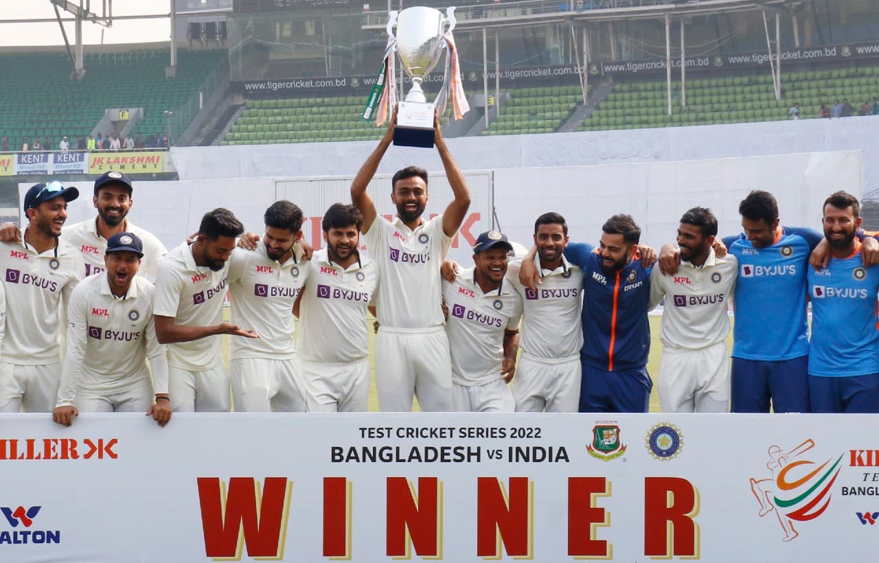 MS Dhoni की विरासत को KL Rahul ने बढ़ाया आगे, जीत की ट्रॉफी अपकैप्ड सौरभ कुमार के हाथों में थमा दी
