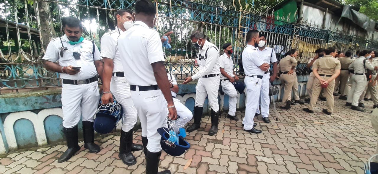 कोलकाता नगर निगम घेरने जा रहे भाजपा नेताओं और कार्यकर्ताओं को पुलिस ने किया गिरफ्तार