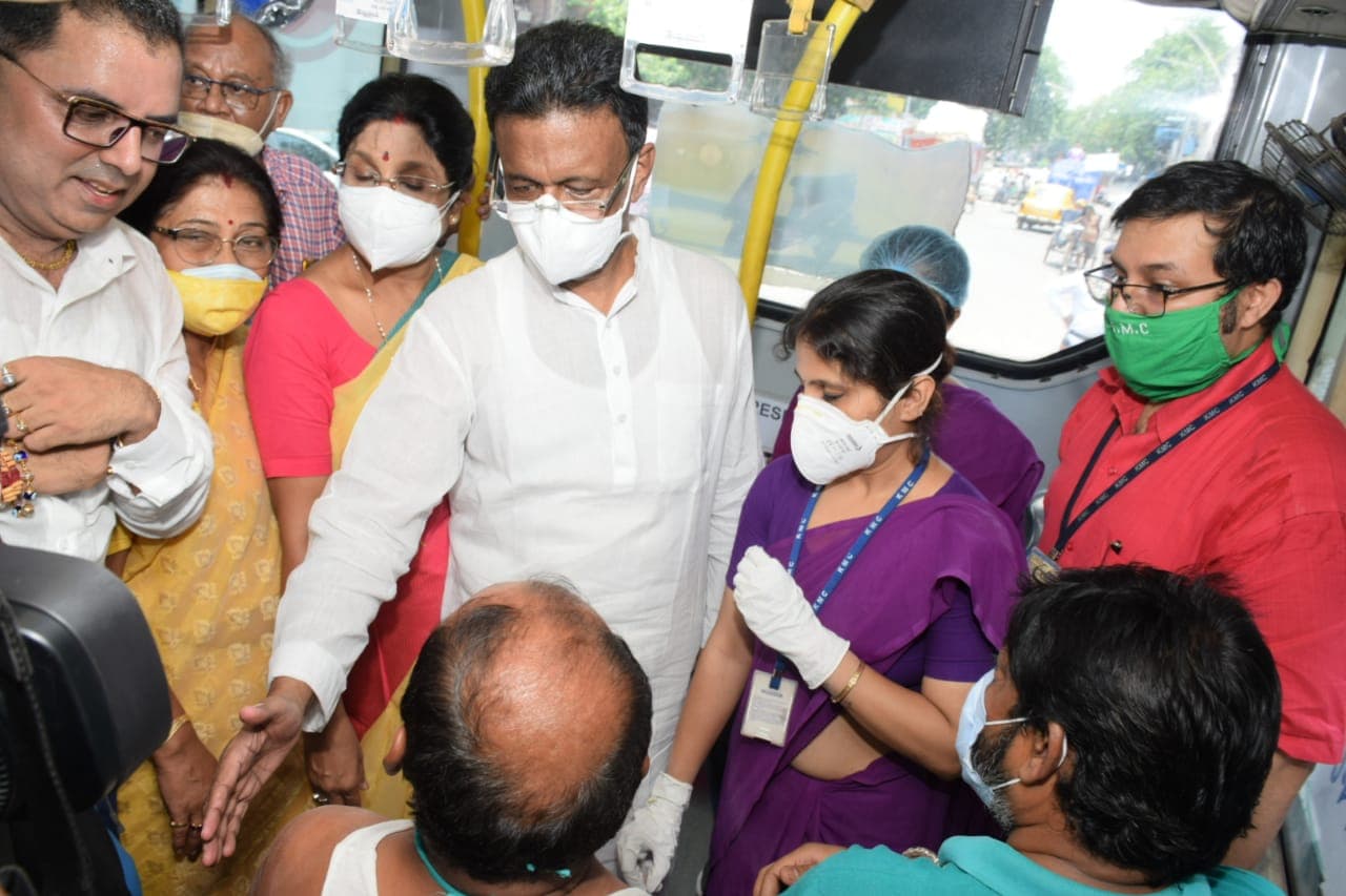 वैक्सीनेशन ऑन व्हील्स: कोलकाता में बस को बनाया चलता-फिरता टीका केंद्र, ऐसे चलेगा टीकाकरण अभियान