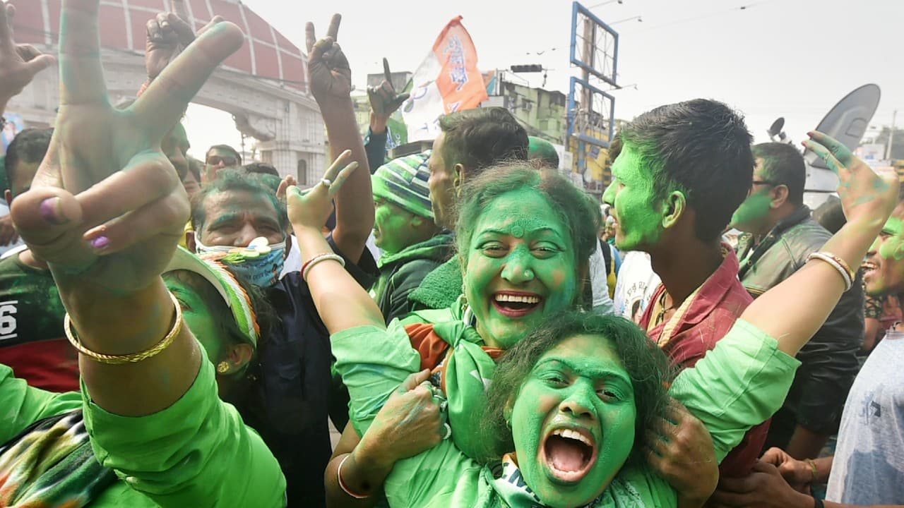 KMC Final Results: बंगाल विधानसभा की तरह निगम में भी ममता बनर्जी की पार्टी TMC का परचम,144 में 134 सीटें जीतीं