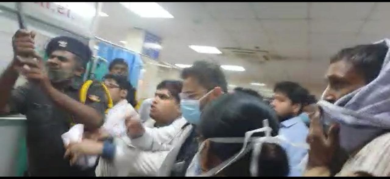 Kanpur News: घायल का बहता खून रोकने के लिए गुहार लगाई तो डॉक्‍टरों ने शुरू की मारपीट