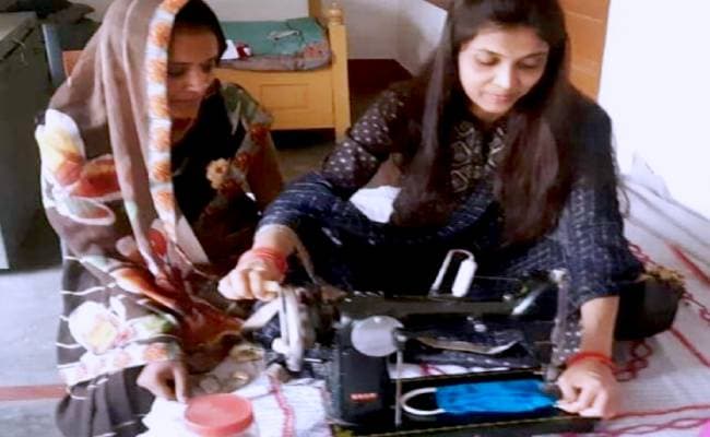 Coronavirus in Bihar : जरूरतमंदों के लिए मास्क बना रही पूर्व विधायक की पत्नी रजनी
