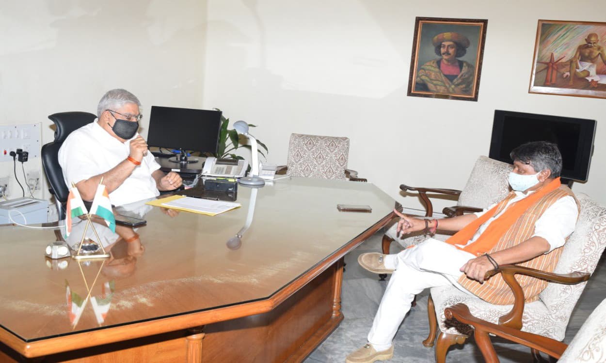 बीजेपी नेता हत्या मामले में राज्यपाल से मिले विजयवर्गीय, गृह मंत्री अमित शाह को भी दी जानकारी