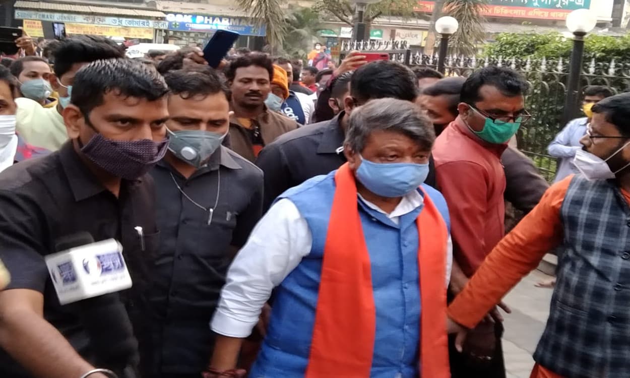 बाराबनी में बीजेपी की रैली पर हुए हमले से ममता सरकार पर विफरे विजयवर्गीय, बोले- बंगाल में चल रहा है माफिया राज बाराबनी में बीजेपी की रैली पर हुए हमले से ममता सरकार पर विफरे विजयवर्गीय, बोले- बंगाल में चल रहा है माफिया राज