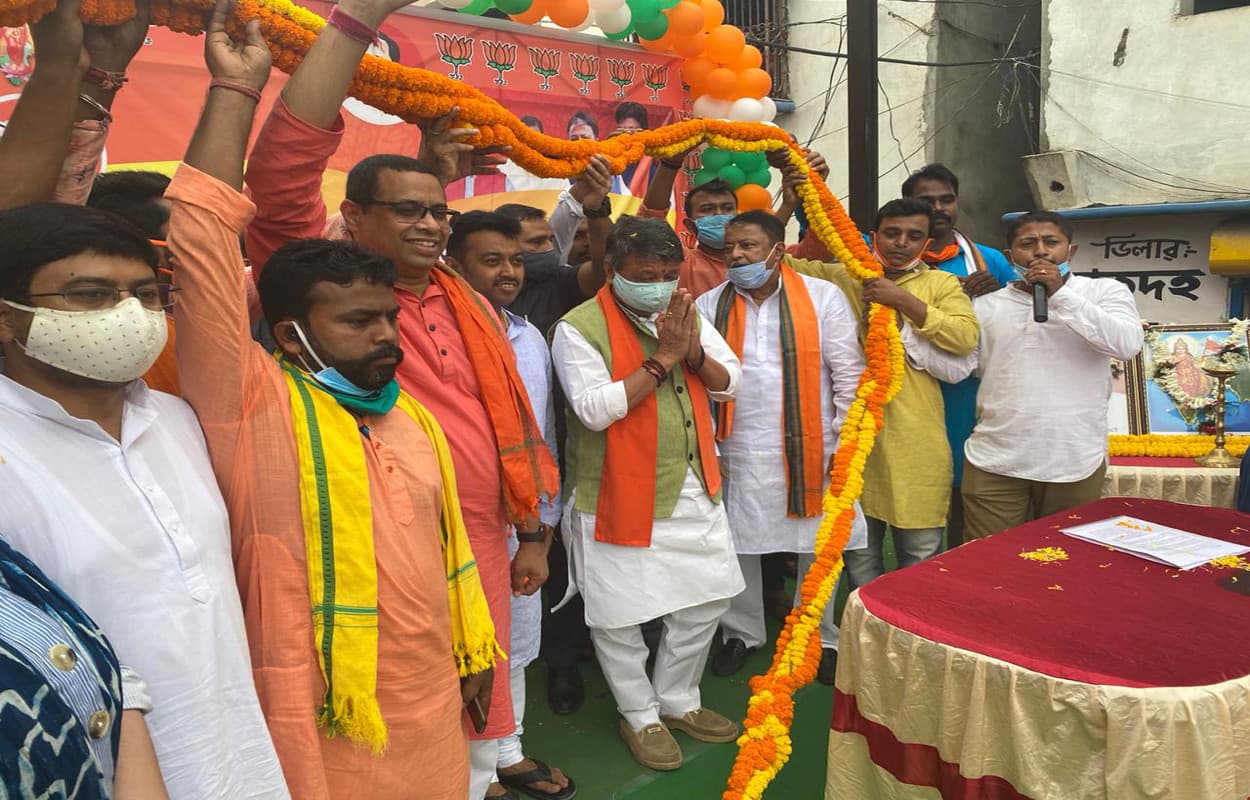 बंगाल की मुख्यमंत्री पर भाजपा का बढ़ा हमला, विजयवर्गीय ने कहा- भ्रष्टाचार में डूबी है राज्य की ममता सरकार