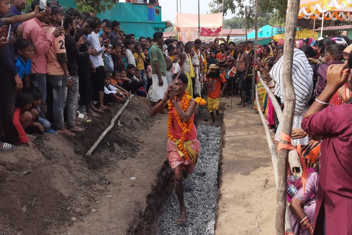 झारखंड: दहकते अंगारों पर नंगे पांव चले भक्त, मां काली को ऐसे करते हैं प्रसन्न, इस गांव की ये है परंपरा
