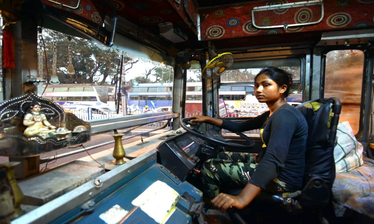 घायल ड्राइवर पिता की बेटी कल्पना ने संभाली बस की स्टीयरिंग, कोलकाता की सड़कों पर सरपट दौड़ाती है गाड़ी