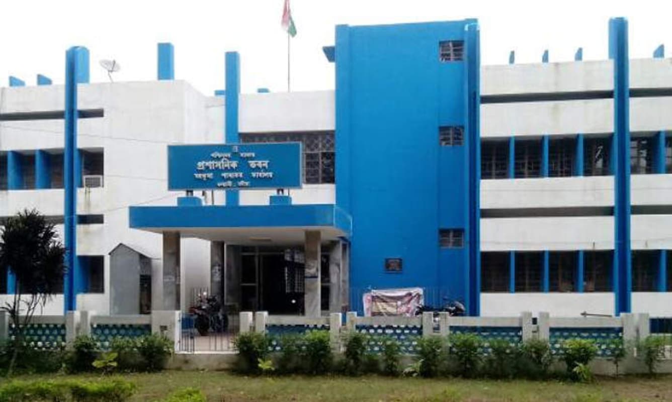 ससुराल के बाहर धरने पर बैठा युवक, बोला : बीवी करो मेरी मेरे हवाले