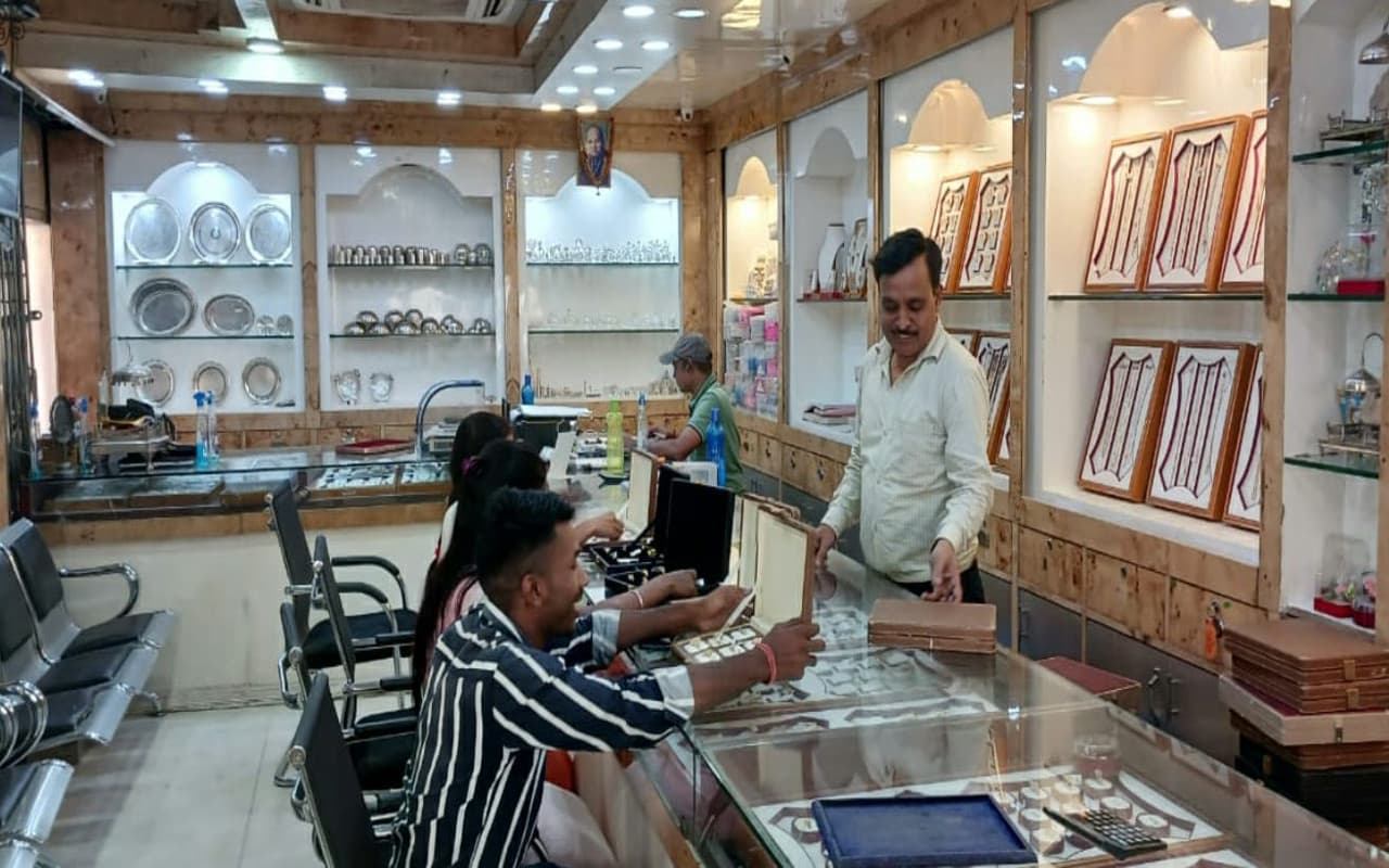 देवघर में धनतेरस पर ज्वेलरी मेकिंग चार्ज व कैश बैक की छूट, ग्राहक करा रहे हैं एडवांस बुकिंग