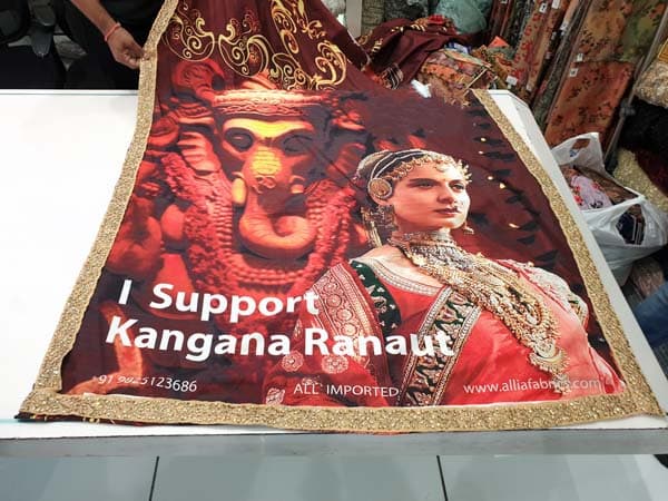 Kangana Ranaut: बाजार में आयी 'मणिकर्णिका' प्रिंट वाली साड़ियां, कंगना रनौत का ऐसे समर्थन कर रहे हैं कपड़ा व्यापारी