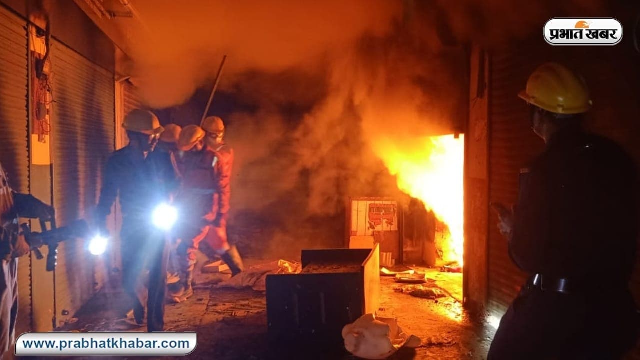 कानपुर में 84 घंटे से धधक रहा कपड़ा बाजार, 1000 से अधिक दुकानें जलकर खाक, एनडीआरएफ की टीम ने कही ये बात...