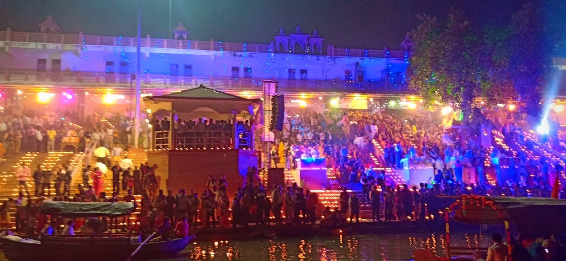 Kanpur : देव दीपावली पर जगमगा उठे मां गंगा के घाट, निहाल हो गए श्रद्धालु, धन्य हो गए घाट, जगमगाई उद्योग नगरी