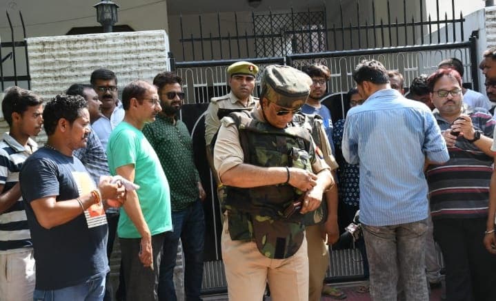 Kanpur News: कानपुर में 3 घंटे तक 40 राउंड फायरिंग से फैली दहशत, तीन पुलिसकर्मी घायल, आरोपी गिरफ्तार