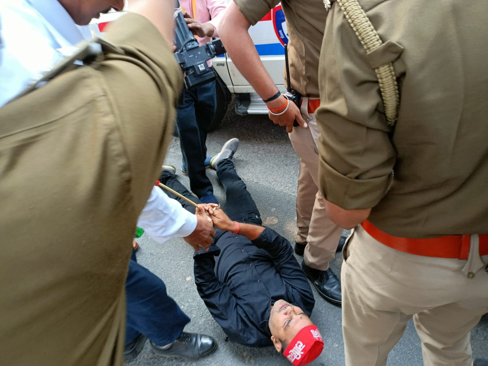 Kanpur Metro का ट्रायल करने पहुंचे CM योगी आदित्यनाथ का सपाइयों ने किया विरोध, पुलिस रही हलकान