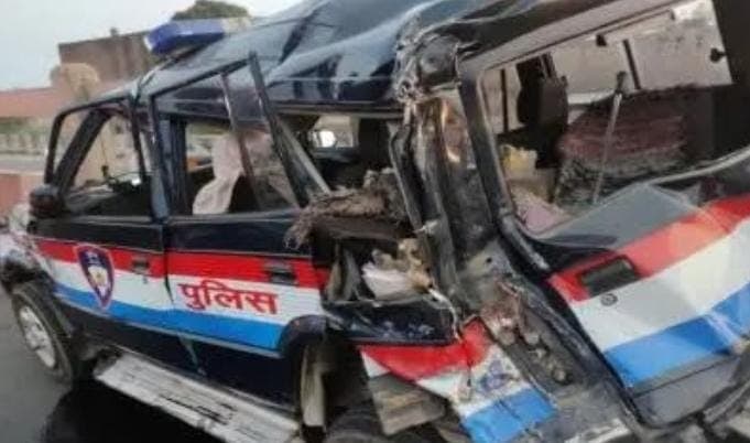 Kanpur News: जाम खुलवाने गई पुलिस की गाड़ी में अज्ञात वाहन ने मारी टक्कर, बाल-बाल बचे पुलिसकर्मी