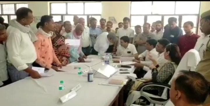 जनता दरबार में मदद को पहुंचे बुजुर्ग फरियादी पर भड़कीं कानपुर की DM नेहा शर्मा, VIDEO वायरल