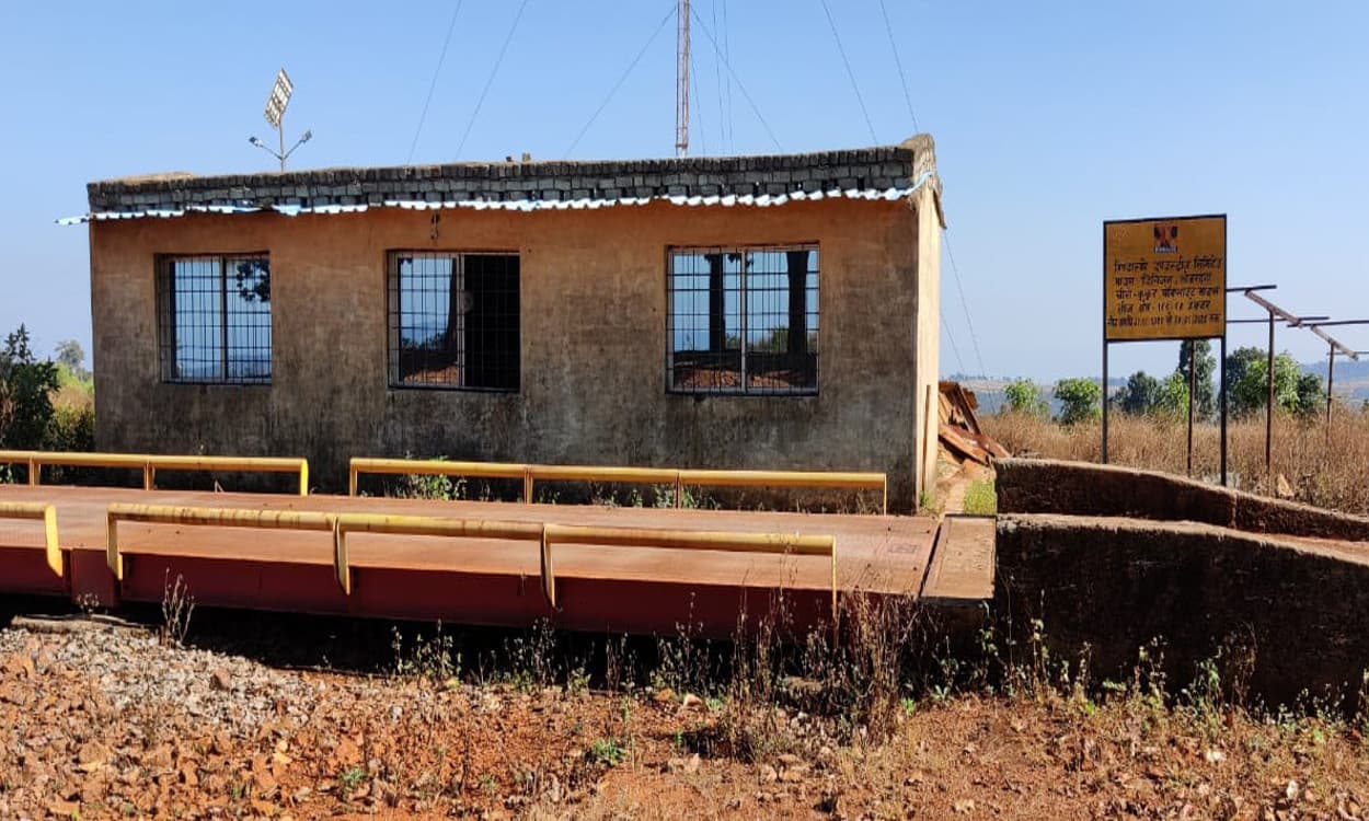 नक्सलियों ने बॉक्साइट माइंस क्षेत्र से 3 कर्मियों का किया अपहरण, झारखंड व छत्तीसगढ़ पुलिस की संयुक्त छापेमारी अभियान जारी