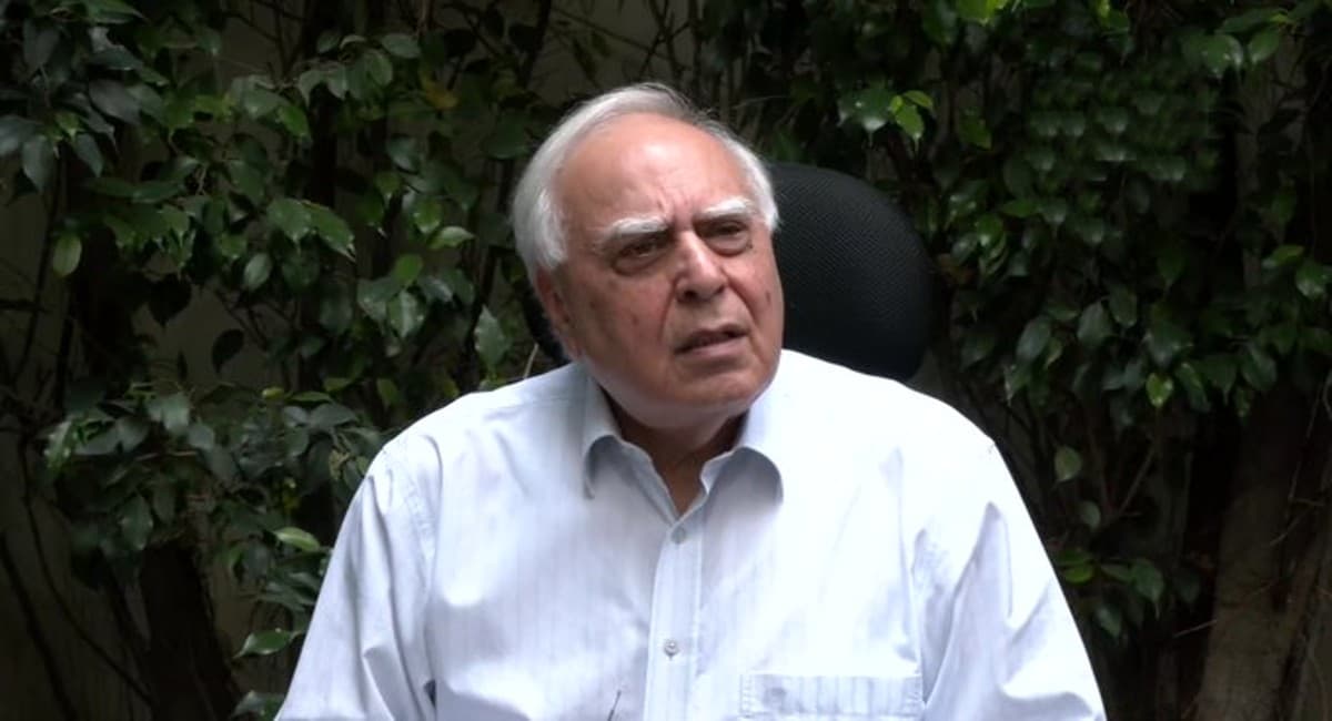 कांग्रेस के 'वफादार' नेताओं के निशाने पर कपिल सिब्बल, जी-23 के नेताओं पर लगाया विश्वासघात करने का आरोप