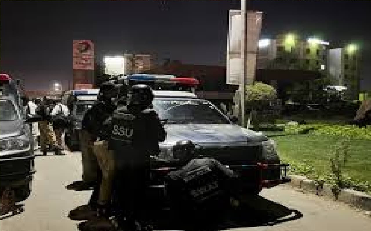 Pakistan Terror Attack: पुलिस हेडक्वार्टर पर आतंकवादी हमला, 5 आतंकी ढेर, जिसमें 2 ने खुद को बम से उड़ाया