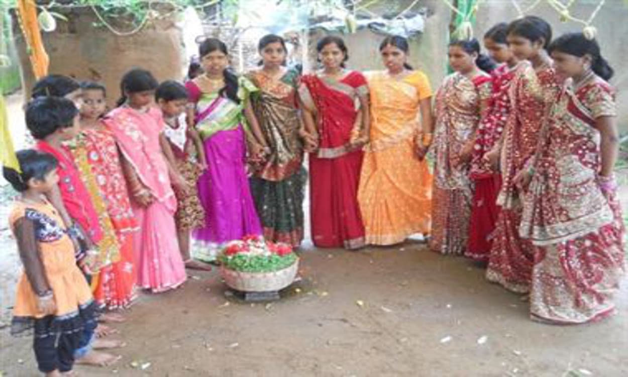 Karma Puja 2020 : करम के जाड़ तक बुनली जावा रे..., जानें इन गीतों में झलकती है भाई-बहनों का प्यार, स्नेह, खुशी और दर्द