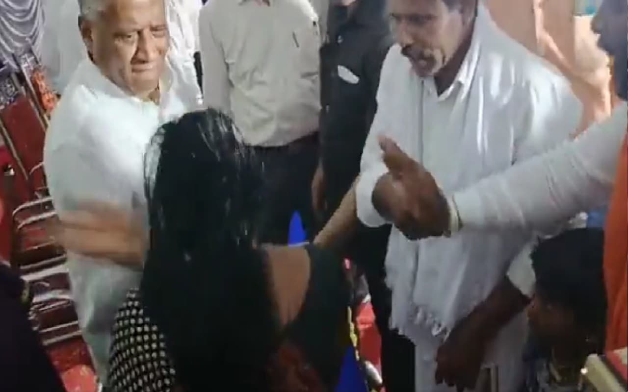 Karnataka News: वायरल हो रहे थप्पड़ मामले पर आया महिला का बयान, कहा- मंत्री दे रहे थे सांत्वना