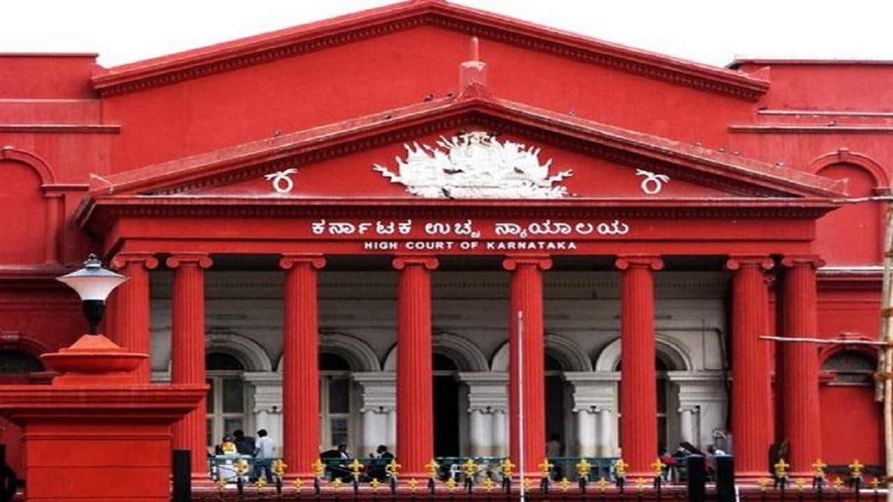 हिजाब विवाद पर कर्नाटक हाई कोर्ट में सुनवाई शुरू, एडवोकेट जनरल बोले- वर्दी तय करने का आदेश संस्थानों पर हिजाब विवाद पर कर्नाटक हाई कोर्ट में सुनवाई शुरू, एडवोकेट जनरल बोले- वर्दी तय करने का आदेश संस्थानों पर