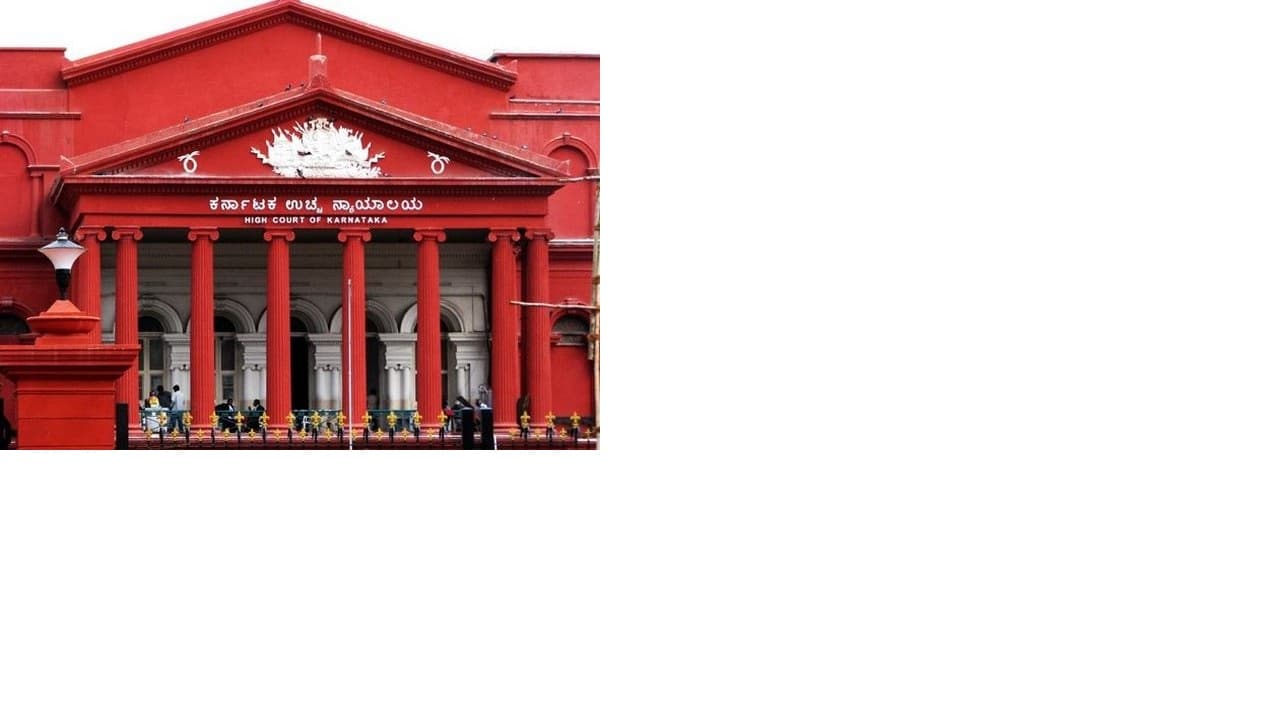 Hijab Controversy: कर्नाटक हाई कोर्ट में हिजाब विवाद पर सुनवाई, सिंगल बेंच ने बड़ी बेंच को भेजा केस