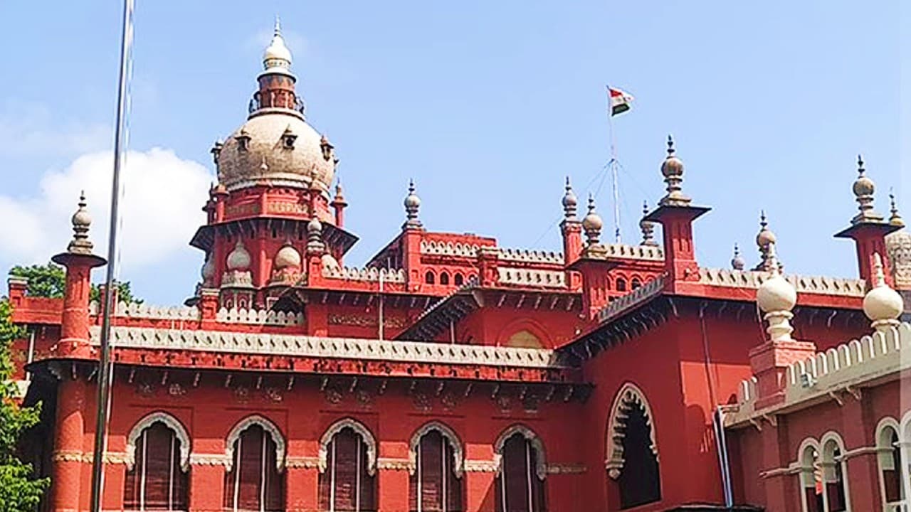 karnataka Hijab Row: हिजाब विवाद पर मद्रास हाईकोर्ट सख्त, पूछा- सर्वोपरि राष्ट्र या धर्म?