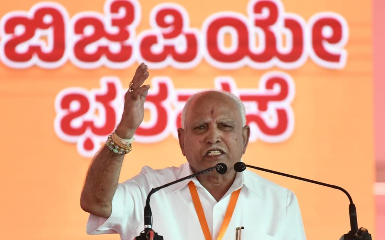 कर्नाटक के पूर्व सीएम येदियुरप्पा के घर पर पथराव, प्रदर्शनकारियों पर लाठीचार्ज, जमकर हुआ हंगामा