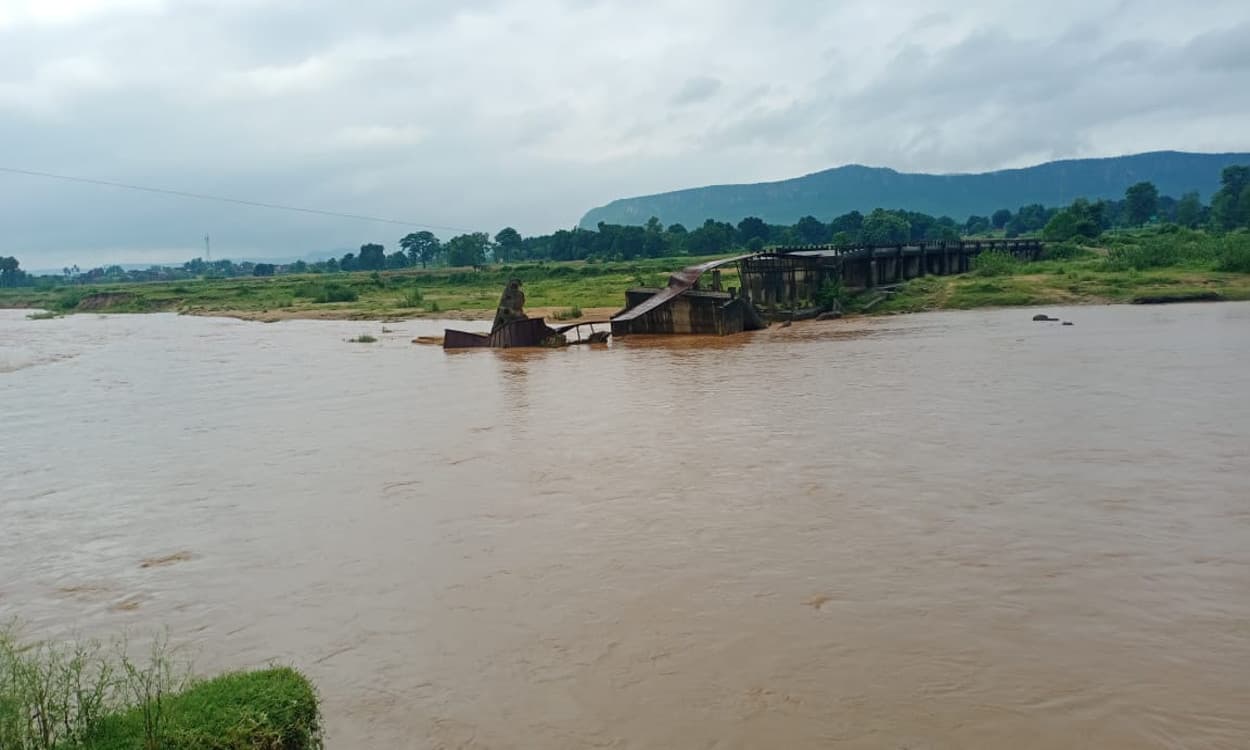 बड़कागांव के कारतरी नदी पर पुल नहीं होने से 12 गांवों का आवागमन प्रभावित, लंबी दूरी तय कर ग्रामीण जाते हैं बाजार