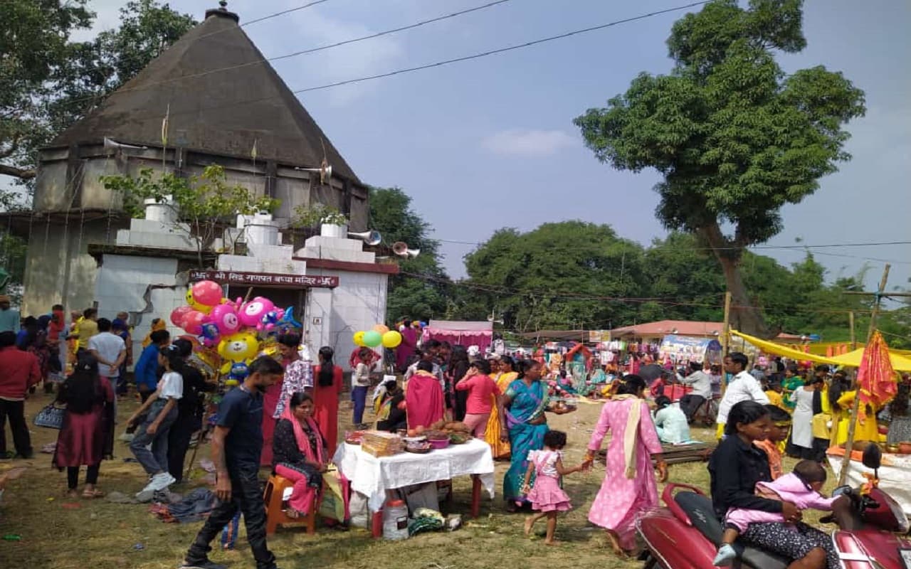 Kartik Purnima 2022: कार्तिक पूर्णिमा पर आस्था की डुबकी, चंद्र ग्रहण को लेकर दुकानदारों में दिखी मायूसी