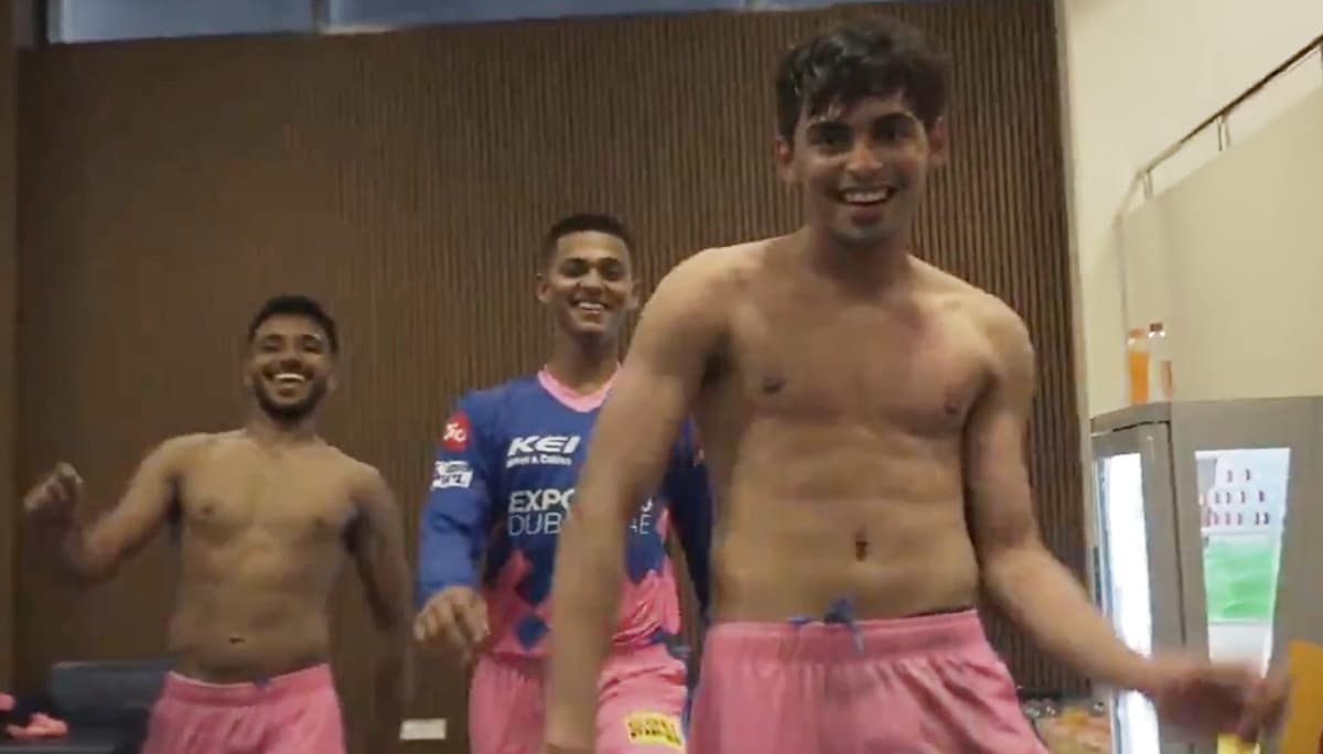 IPL 2021: आखिरी 6 गेंद में कमाल करने वाले कार्तिक त्यागी ने ड्रेसिंग रूम में किया शर्टलेस डांस, देखें VIDEO