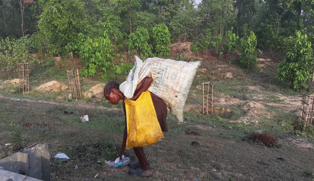 लॉकडाउन की बेबसी : कभी मजदूरी कर जीवन यापन करने वाला कारू आज कचरा चुनने को हुआ मजबूर