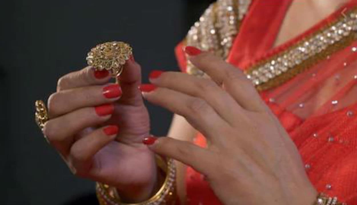 Karwa Chauth 2020 special Gift : पहला करवा चौथ पर पत्नी को स्पेशल गिफ्ट से आप कर सकते हैं इम्प्रेस, फ्यूचर में देगा काम...