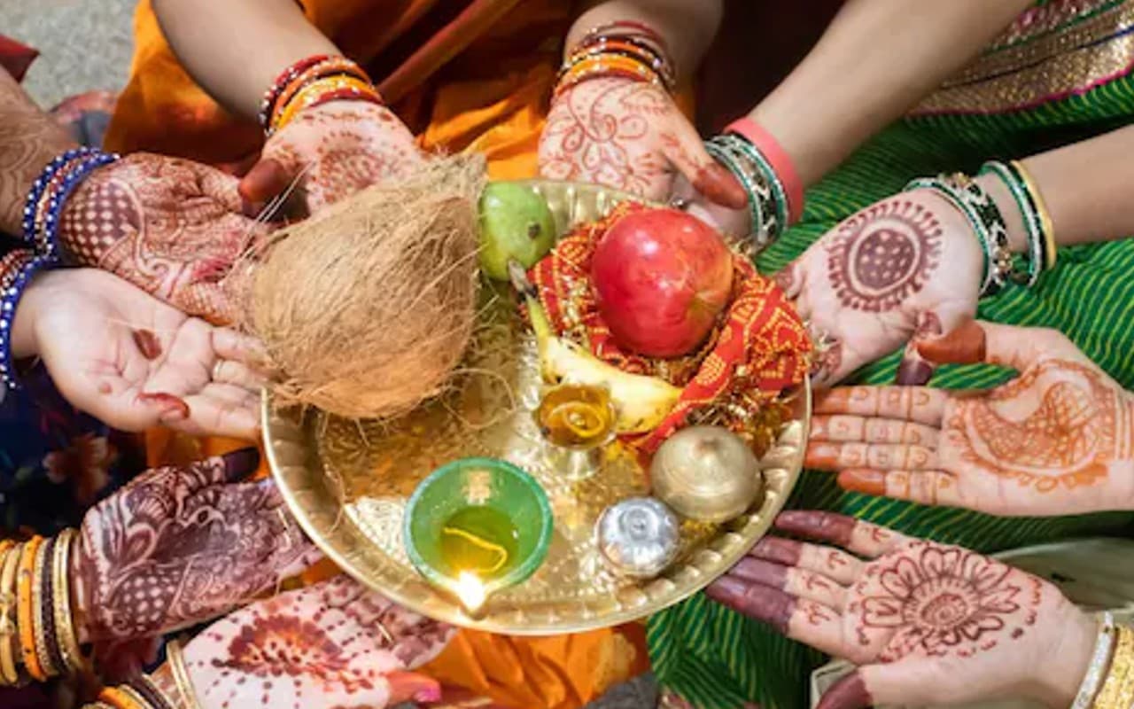 Karwa Chauth 2022 Rituals: सरगी, मेहंदी से लेकर चंद्र दर्शन, पारण तक जानें करवा चौथ व्रत के जरूरी नियम