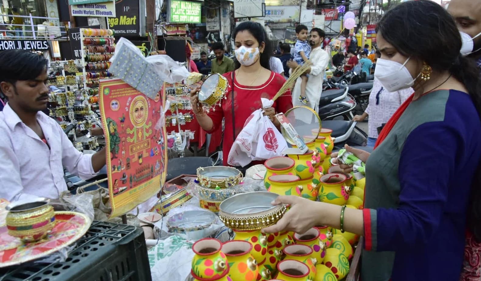 Karwa Chauth: सुहागिन महिलाओं का त्योहार आज, जानें कब निकलेगा चांद